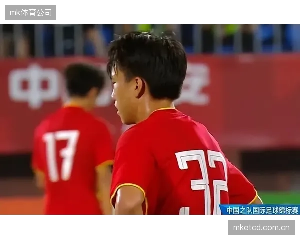 韩国队在面对强硬对手时,定位球防守和中场对抗能力不足是其潜在的致命弱点。 韩国队在面对强硬对手时,定位球防守和中场对抗能力不足是其潜在的致命弱点。